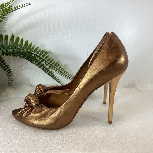 BCBGMAXAZRIA LEATHER BRONZE TWIST KNOT PEEP TOE STILETTO PUMPS SZ 7.5 - Picture 3 of 9